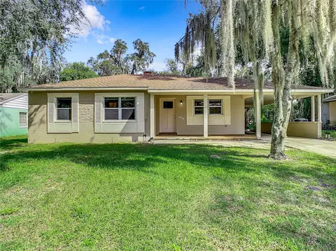 910 Oak Dr, Leesburg, FL 34748