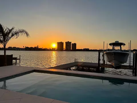 104 Wall St, Redington Shores, FL 33708