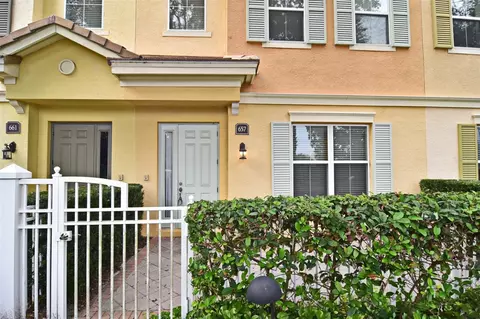657 Hangnest Ln, Lake Mary, FL 32746