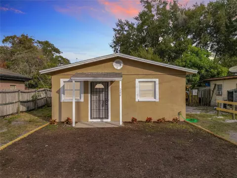 209 W 7th St, Apopka, FL 32703