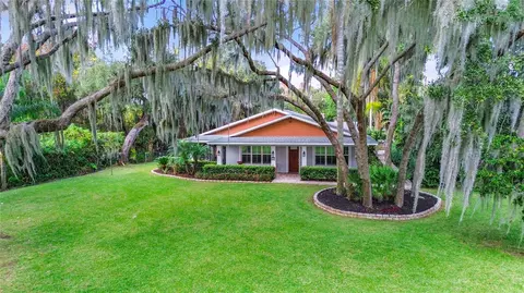 4541 Lakeshore Dr, Mount Dora, FL 32757
