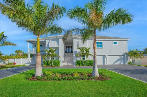 107 12th St, Belleair Beach, FL 33786