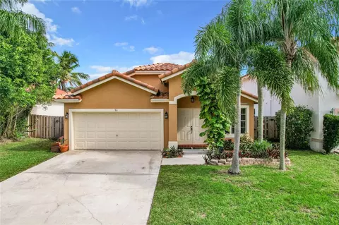 94 Vista Luna Dr, Davie, FL 33325