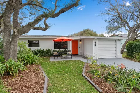 509 S Cooper St, New Smyrna Beach, FL 32169