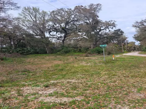 32 Court Rd SE, Summerfield, FL 34491