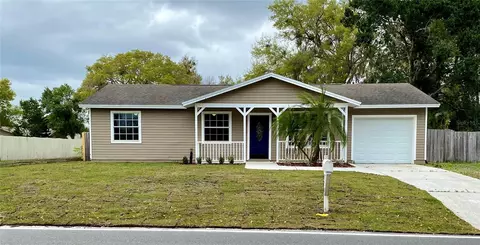 420 1st St, Geneva, FL 32732