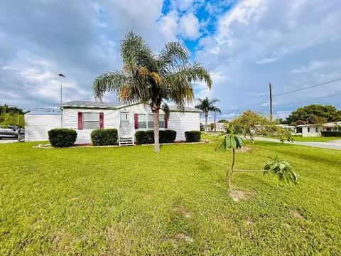 1532 Lakeview Dr, Tavares, FL 32778