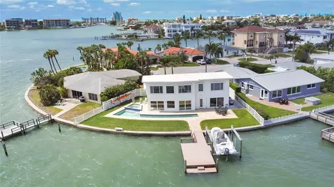11055 6th St E, Treasure Island, FL 33706