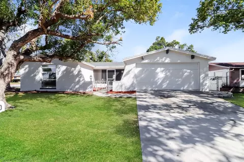 9200 Hunt Club Ln, Port Richey, FL 34668