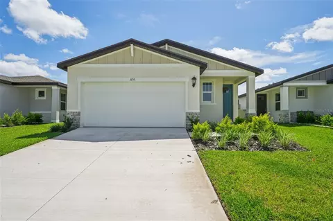 3710 Radiant Mountain Dr, Plant City, FL 33565