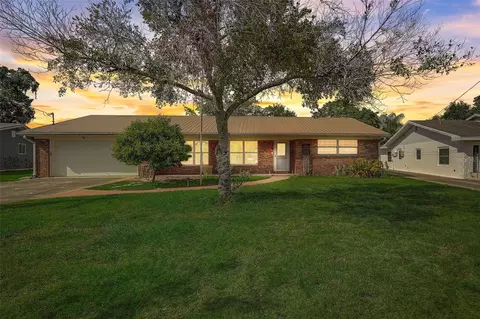 8 Lonesome Pine Trl, Yalaha, FL 34797