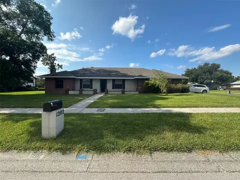 1202 Sandalwood Dr, Plant City, FL 33563