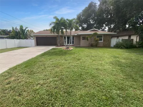 566 NW Boulevard Blvd N, Saint Petersburg, FL 33702