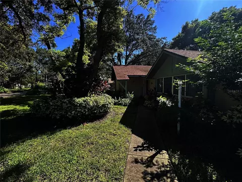 9916 W Bay St, Seminole, FL 33776