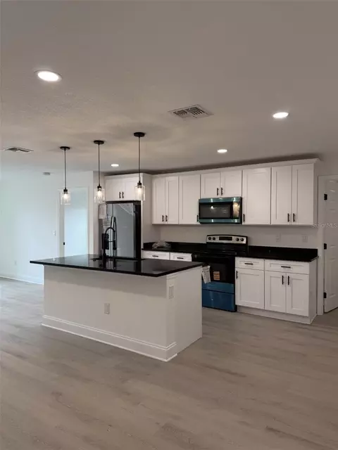 Kitchen - 5400 Lafayette Ave, Sebring, FL 33875 photo 2 of 6