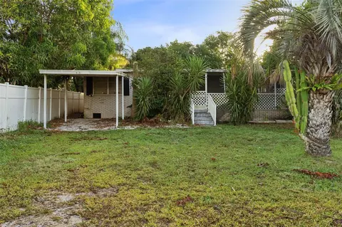 515 4th St S, Dundee, FL 33838