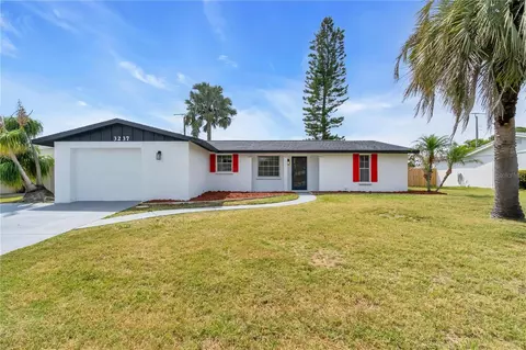 3237 Kenmore Dr, Sarasota, FL 34231