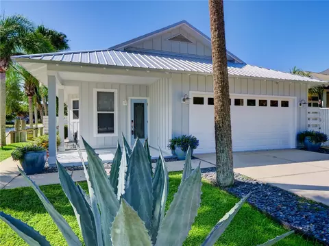 821 E 1st Ave, New Smyrna Beach, FL 32169