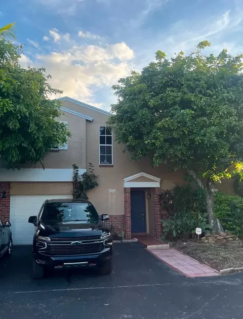 8608 NW 193rd Ter, Hialeah, FL 33015