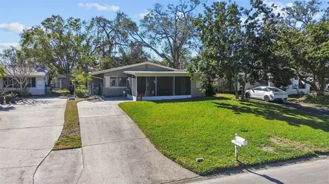 10600 Blossom Lake Dr, Seminole, FL 33772