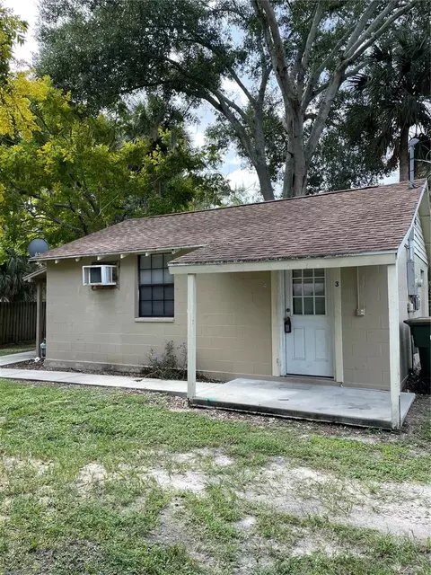 30 Lakeside Ave, Umatilla, FL 32784