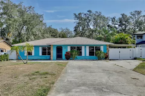 27622 Lois Dr, Tavares, FL 32778
