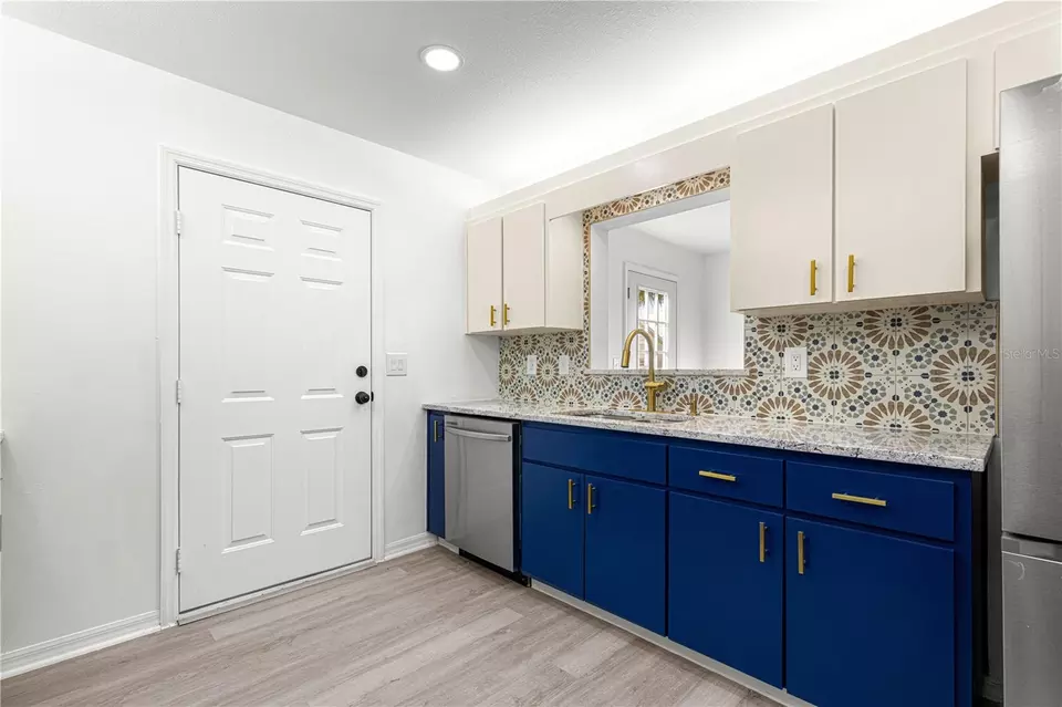 Kitchen - 11643 SW 137th Loop, Dunnellon, FL 34432 photo 6 of 7