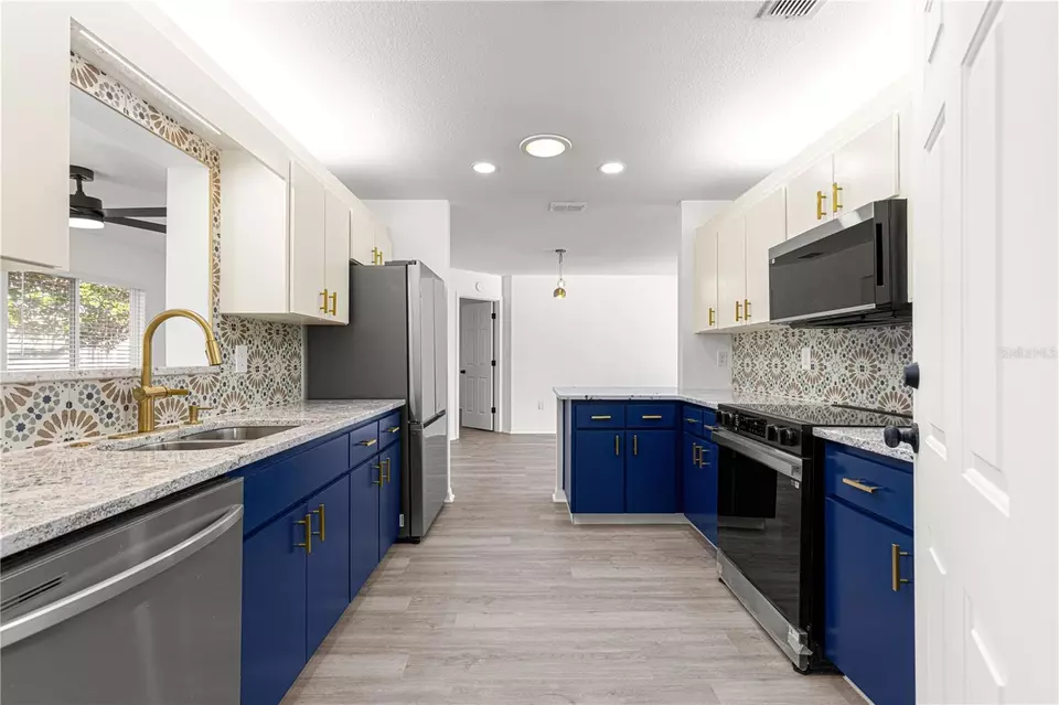 Kitchen - 11643 SW 137th Loop, Dunnellon, FL 34432 photo 7 of 7