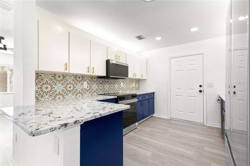 Kitchen - 11643 SW 137th Loop, Dunnellon, FL 34432 photo 4 of 7