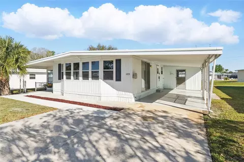 1028 Capella Dr, Tavares, FL 32778