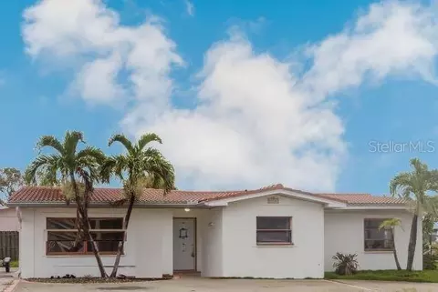 17401 1st St E, Redington Shores, FL 33708