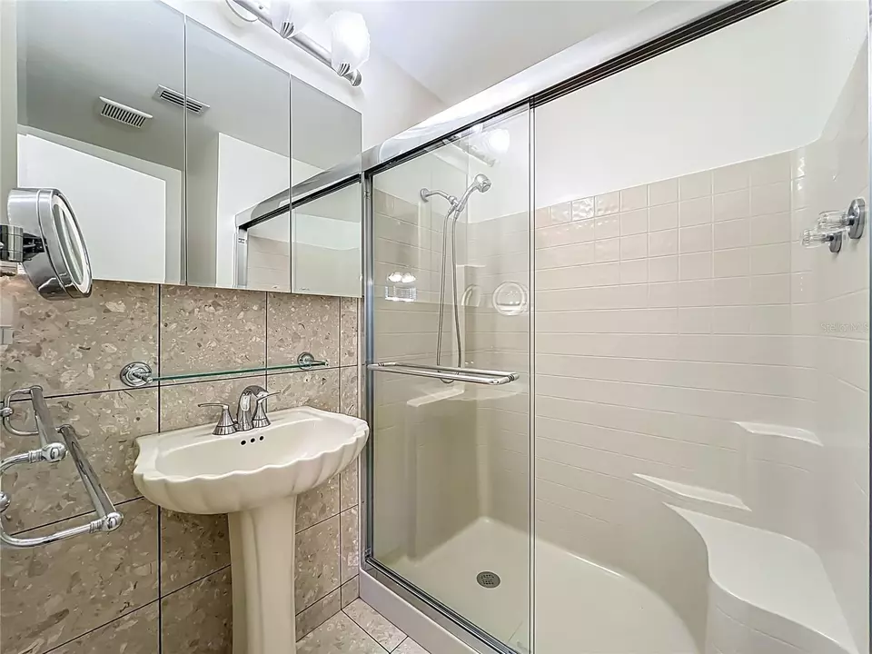 Bath - 802 Park Lake Cir #2, Maitland, FL 32751 photo 2 of 4
