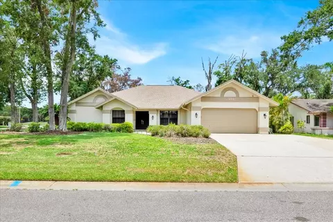2900 Hammock Dr, Plant City, FL 33566