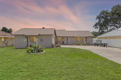 27714 Lois Dr, Tavares, FL 32778