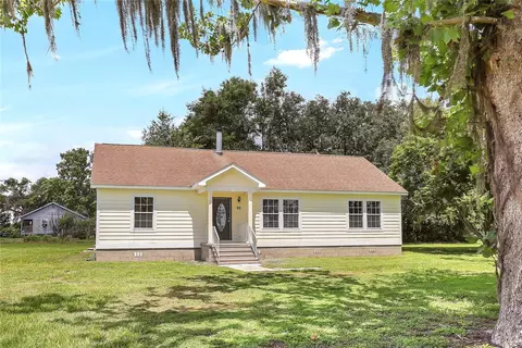 28 N Osceola Ave, Center Hill, FL 33514