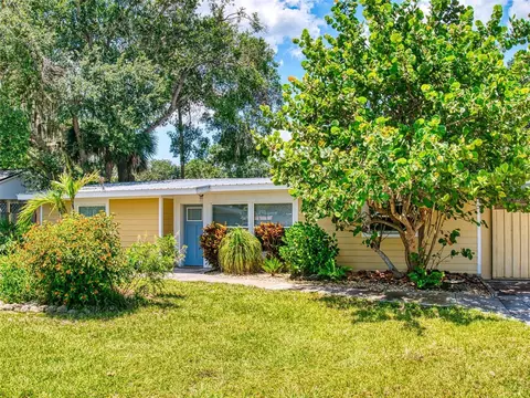 706 Lynn Ave, New Smyrna Beach, FL 32168
