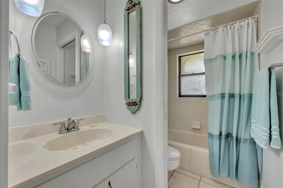 Bath - 1238 Palmetto Rd, Eustis, FL 32726 photo 3 of 4