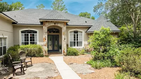 700 Valley Stream Dr, Geneva, FL 32732