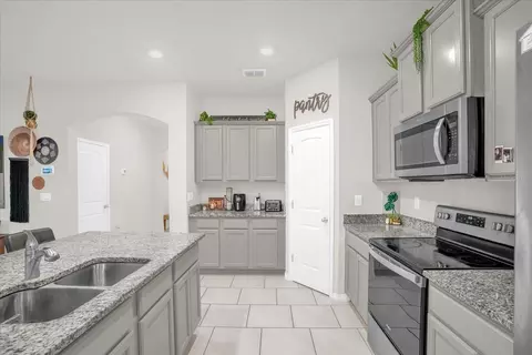 Kitchen - 6775 Sarus Crane Pt, Harmony, FL 34773 photo 2 of 3