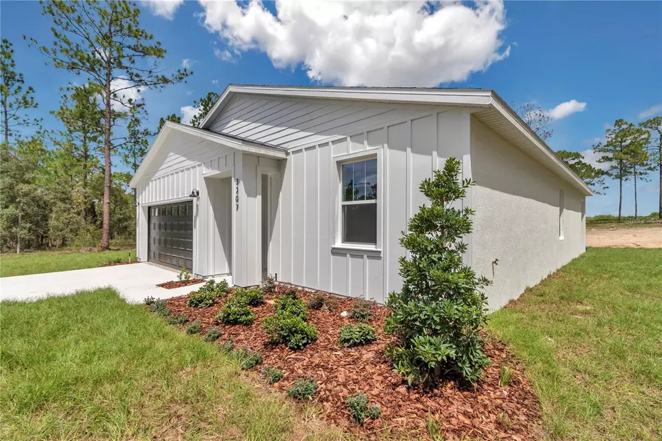 Exterior - 3207 SW Ivy Pl, Dunnellon, FL 34431 photo 8 of 11