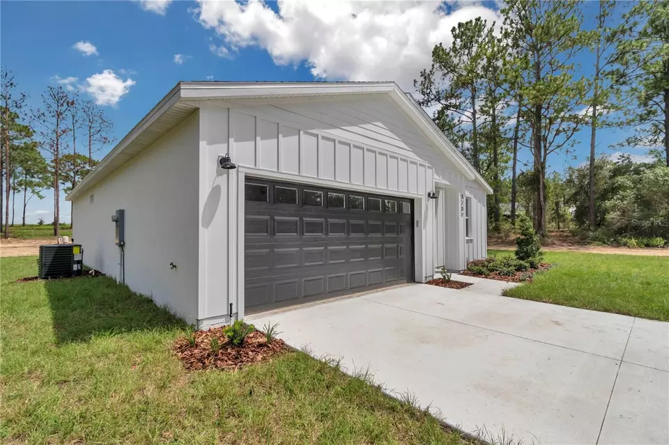 Exterior - 3207 SW Ivy Pl, Dunnellon, FL 34431 photo 7 of 11