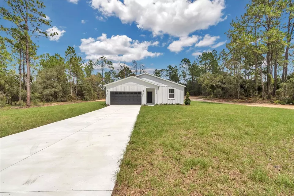 Exterior - 3207 SW Ivy Pl, Dunnellon, FL 34431 photo 4 of 11