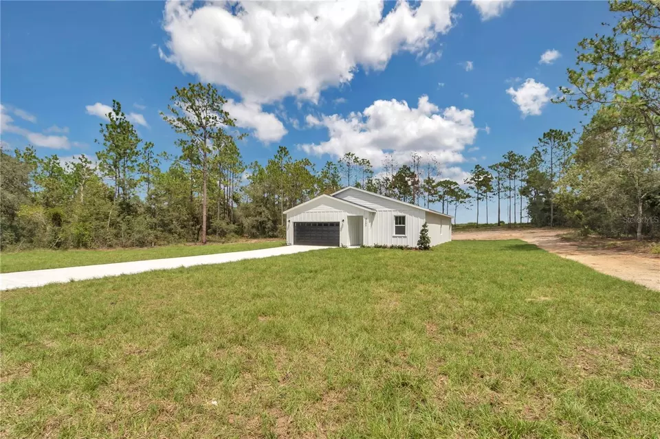 Exterior - 3207 SW Ivy Pl, Dunnellon, FL 34431 photo 3 of 11