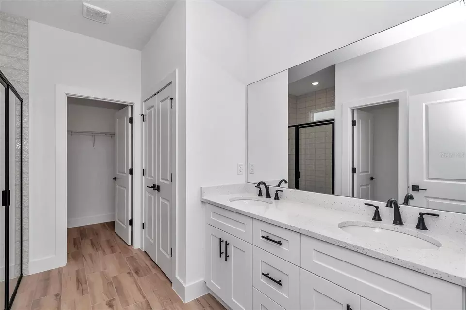 Bath - 3207 SW Ivy Pl, Dunnellon, FL 34431 photo 3 of 5