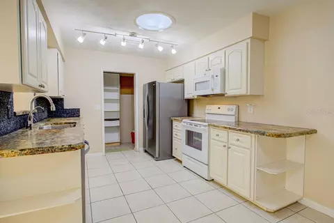 Kitchen - 22 Plaza Dr, Ormond Beach, FL 32176 photo 6 of 7