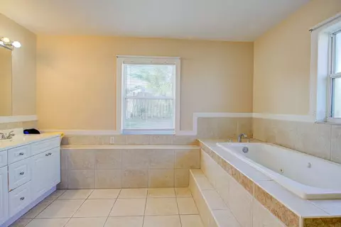 Bath - 22 Plaza Dr, Ormond Beach, FL 32176 photo 3 of 12