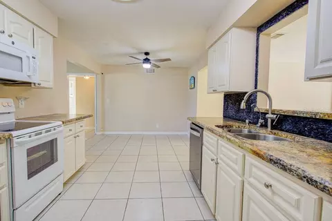 Kitchen - 22 Plaza Dr, Ormond Beach, FL 32176 photo 7 of 7