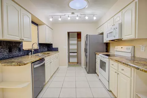 Kitchen - 22 Plaza Dr, Ormond Beach, FL 32176 photo 5 of 7