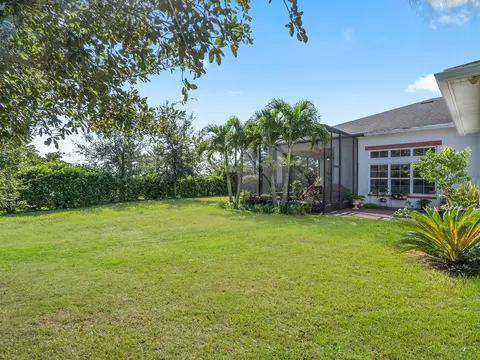 Exterior - 2600 Meadowedge Loop, Saint Cloud, FL 34772 photo 7 of 9