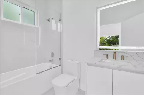Bath - 436 E 7th Ave, Windermere, FL 34786 photo 3 of 4